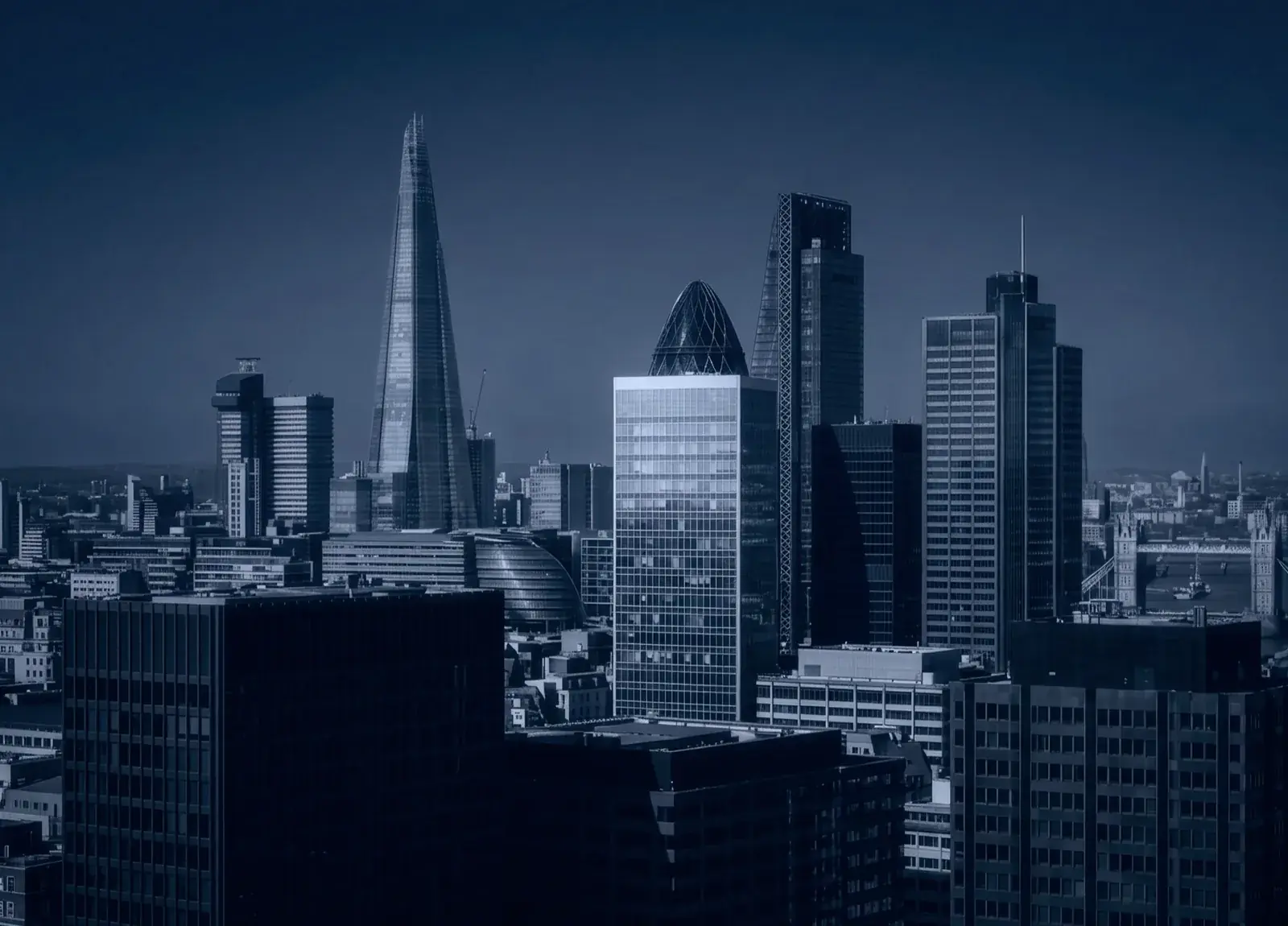 Skyline de la City de Londres en tonos azul marino